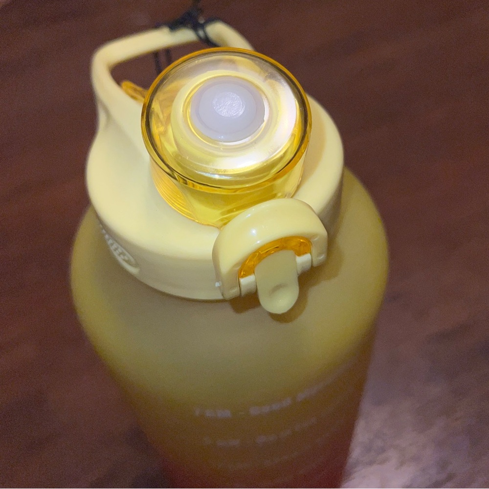 New with Tags Primula Yellow Water Bottle with Flip-Top Lid 64oz - Picture 6 of 11